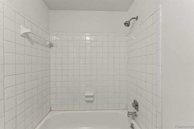 2118 E Rutgers Drive, Troy, MI 48085