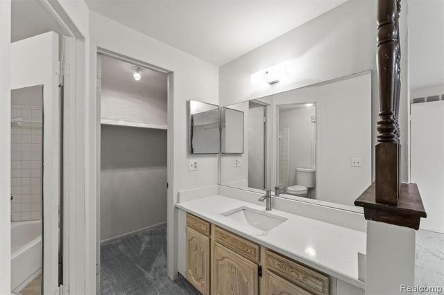 2118 E Rutgers Drive, Troy, MI 48085