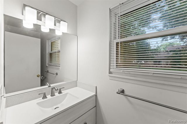 2118 E Rutgers Drive, Troy, MI 48085