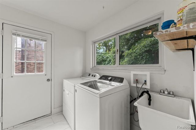 2118 E Rutgers Drive, Troy, MI 48085