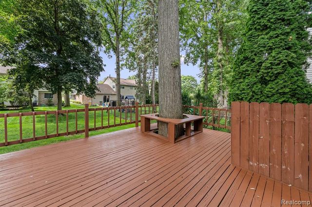 2118 E Rutgers Drive, Troy, MI 48085