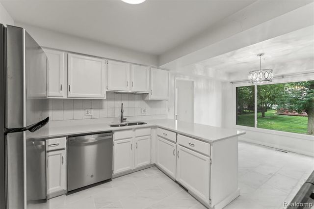 2118 E Rutgers Drive, Troy, MI 48085