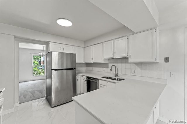 2118 E Rutgers Drive, Troy, MI 48085