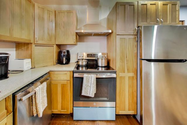 2527 N Ashland Avenue, Chicago, IL 60614