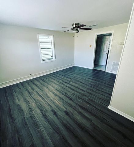 7017 2nd Street B, Hitchcock, TX 77563