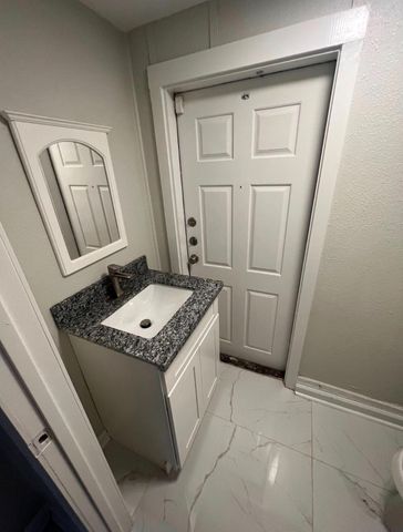 7017 2nd Street B, Hitchcock, TX 77563