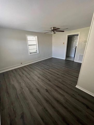 7017 2nd Street B, Hitchcock, TX 77563