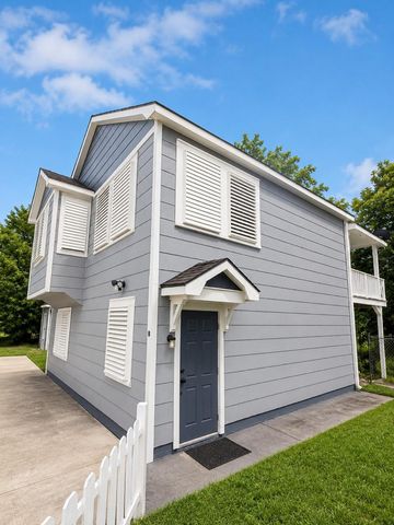 7017 2nd Street B, Hitchcock, TX 77563