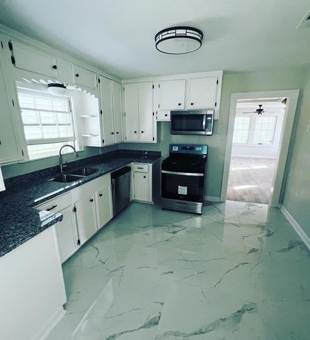 7017 2nd Street B, Hitchcock, TX 77563