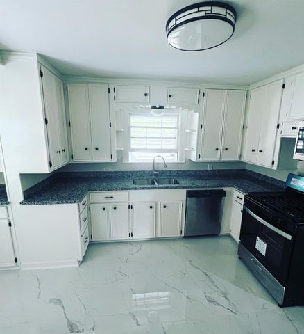 7017 2nd Street B, Hitchcock, TX 77563