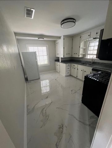 7017 2nd Street B, Hitchcock, TX 77563