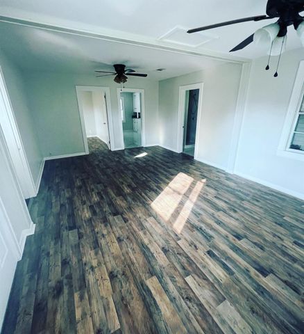 7017 2nd Street B, Hitchcock, TX 77563