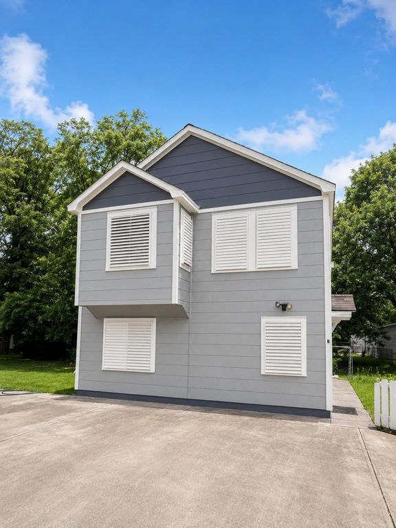 7017 2nd Street B, Hitchcock, TX 77563