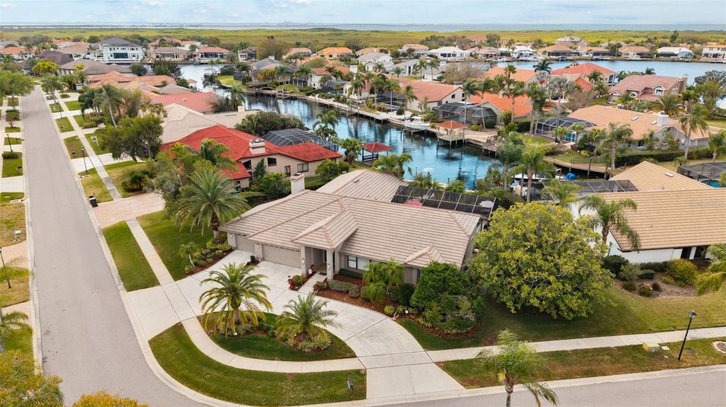 Image 4 of property listing at 4830 LONGWATER WAY, Tampa, FL 33615