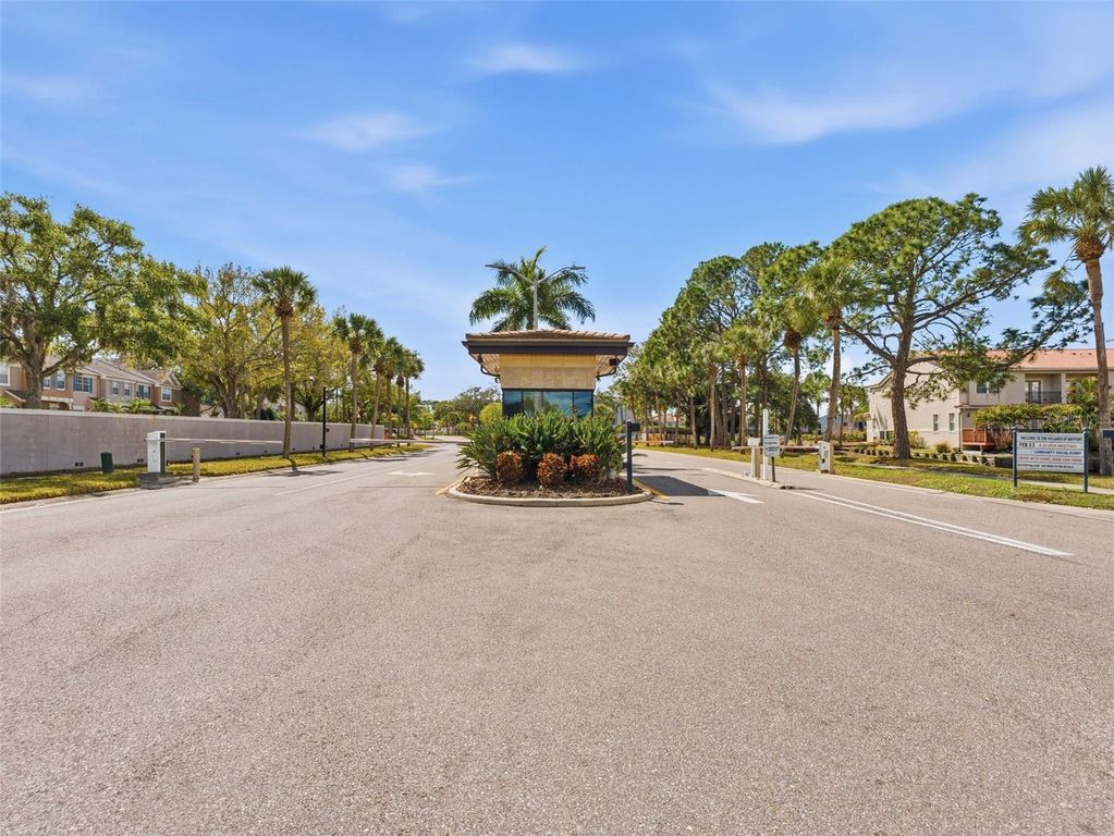 Image 7 of property listing at 4830 LONGWATER WAY, Tampa, FL 33615
