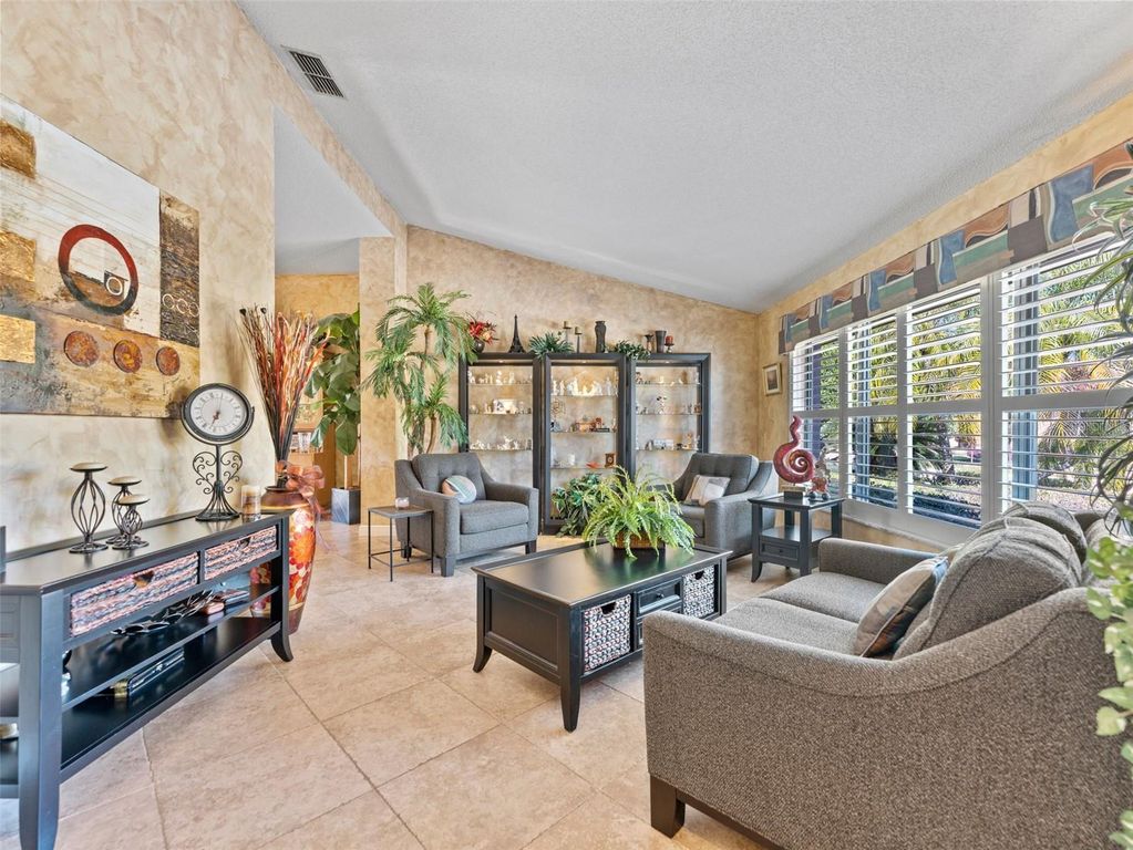 Image 9 of property listing at 4830 LONGWATER WAY, Tampa, FL 33615