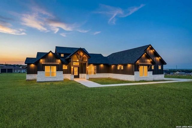 157 ESTATES DR, La Vernia, TX 78121