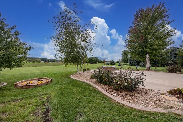 S84W33185 Brown Bear LANE, Mukwonago, WI 53149