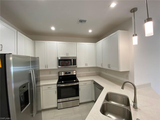 7530 Rockefeller DR, Naples, FL 34119