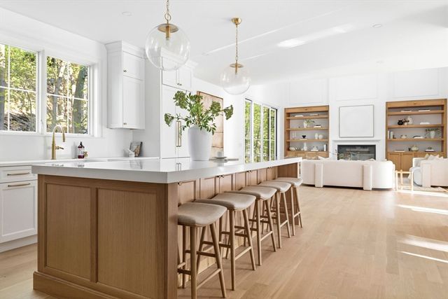 8 Priscilla Ln, Winchester, MA 01890