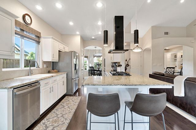 558 W Serena Avenue, Clovis, CA 93619