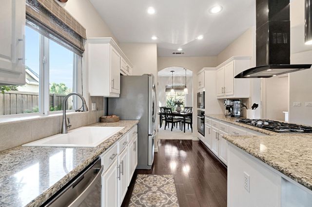 558 W Serena Avenue, Clovis, CA 93619