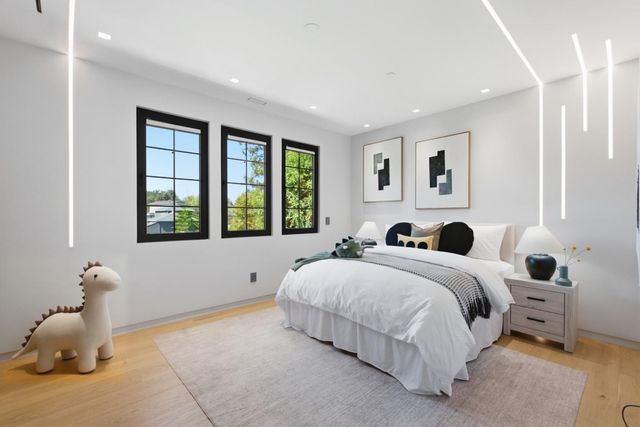 137 Oakview Drive, San Carlos, CA 94070