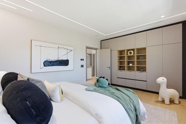 137 Oakview Drive, San Carlos, CA 94070