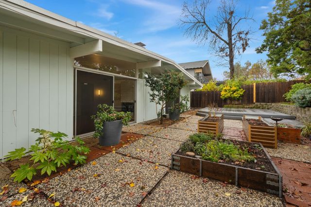 5229 S Overbrook Way, Sacramento, CA 95841