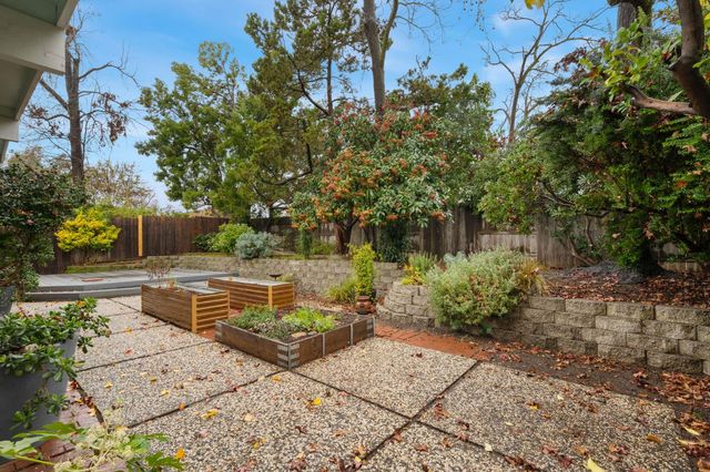 5229 S Overbrook Way, Sacramento, CA 95841
