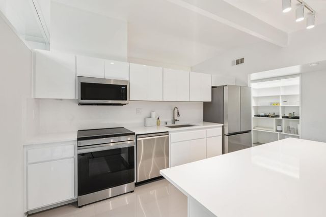 5229 S Overbrook Way, Sacramento, CA 95841