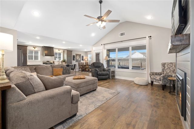 652 S Baggett Street, Prairie Grove, AR 72753