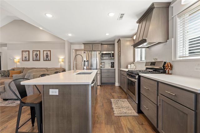 652 S Baggett Street, Prairie Grove, AR 72753