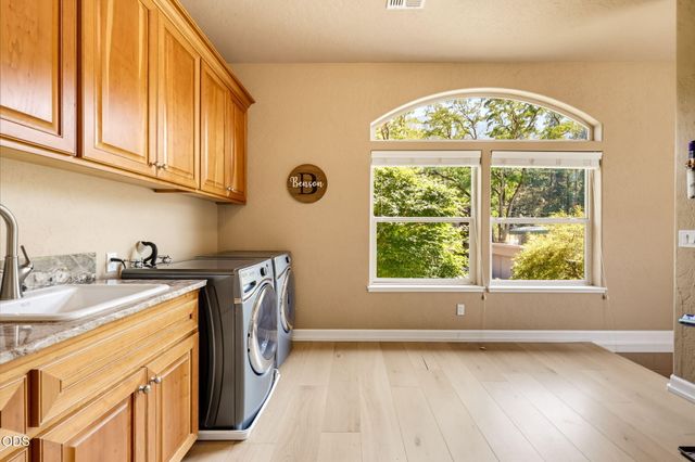 8158 Rogue River Highway, Grants Pass, OR 97527