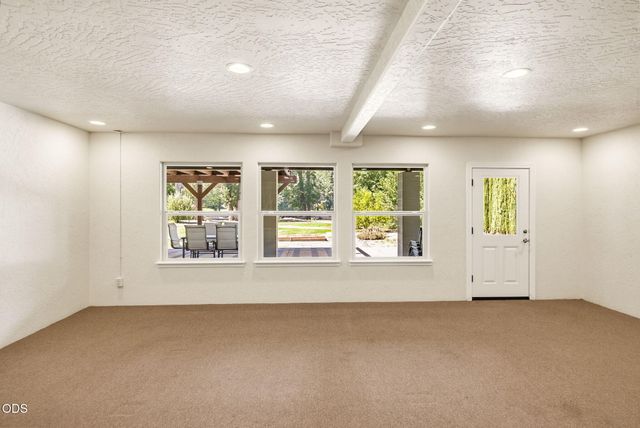 8158 Rogue River Highway, Grants Pass, OR 97527