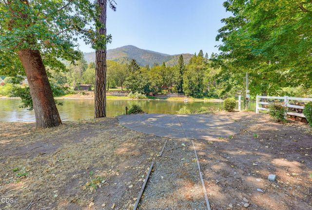 8158 Rogue River Highway, Grants Pass, OR 97527
