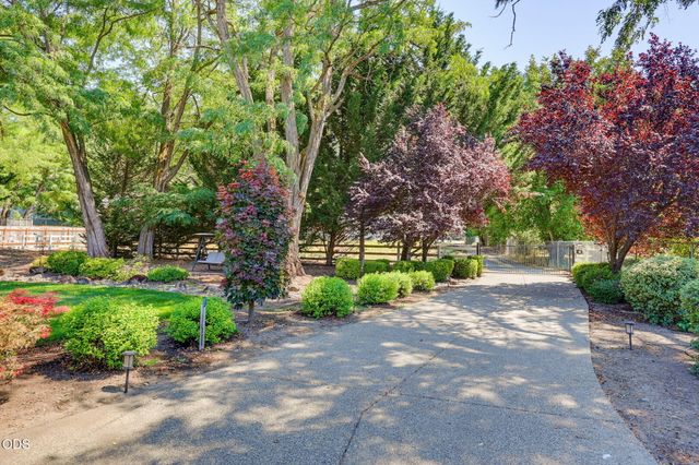 8158 Rogue River Highway, Grants Pass, OR 97527