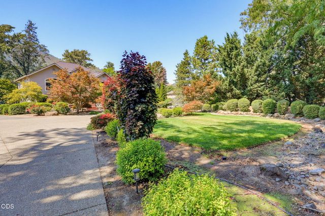 8158 Rogue River Highway, Grants Pass, OR 97527