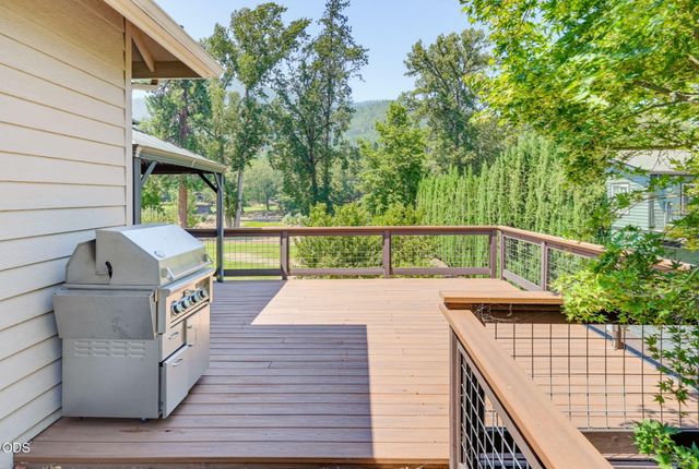 8158 Rogue River Highway, Grants Pass, OR 97527