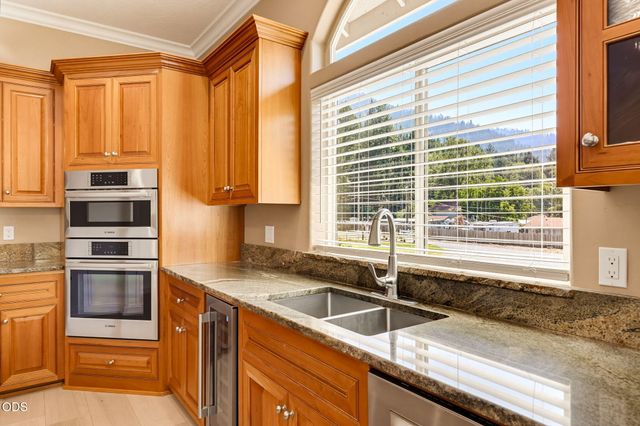 8158 Rogue River Highway, Grants Pass, OR 97527