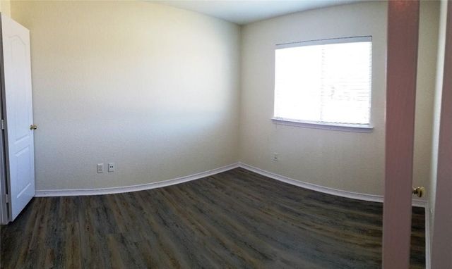 100 Commonwealth Circle, Waxahachie, TX 75165