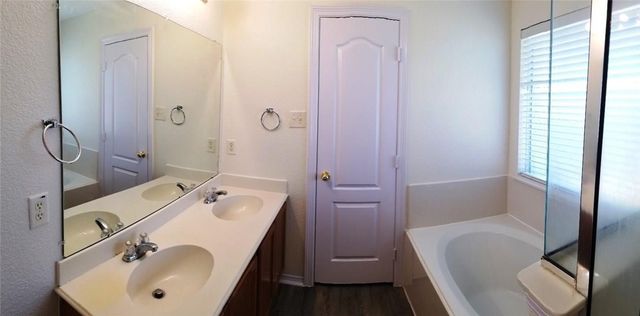 100 Commonwealth Circle, Waxahachie, TX 75165