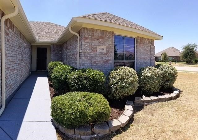 100 Commonwealth Circle, Waxahachie, TX 75165