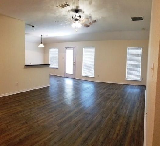100 Commonwealth Circle, Waxahachie, TX 75165