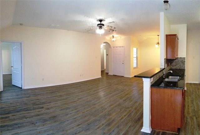 100 Commonwealth Circle, Waxahachie, TX 75165