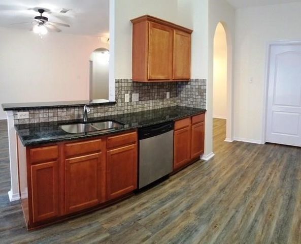 100 Commonwealth Circle, Waxahachie, TX 75165