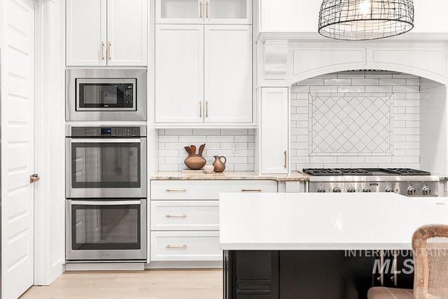 1552 W Windbreaker Ln, Eagle, ID 83616