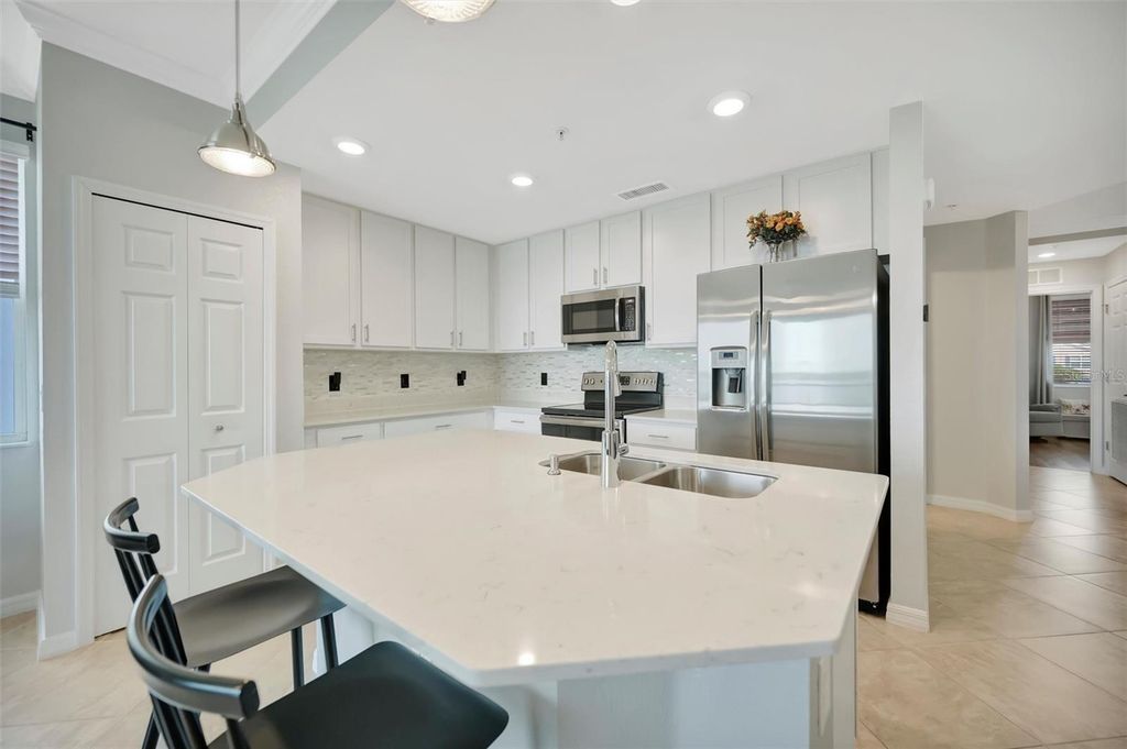 Image 8 of property listing at 1020 TIDEWATER SHORES LOOP 208, Bradenton, FL 34208