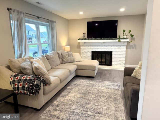 609 S QUEEN ANNE DR, Fairless Hills, PA 19030