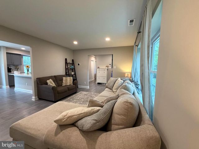 609 S QUEEN ANNE DR, Fairless Hills, PA 19030